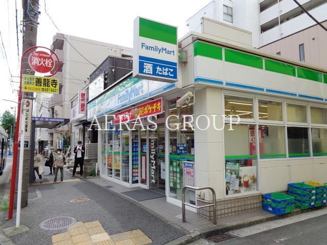 コンビニ　ファミリーマート横浜西神奈川三丁目店（コンビニ）まで338m