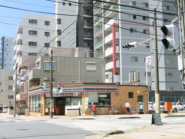 コンビニ　セブンイレブン（コンビニ）まで279m