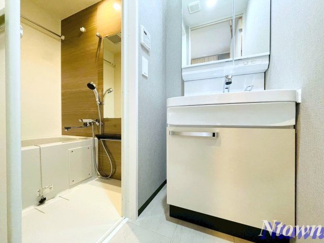 洗面設備　独立洗面台あり、毎朝おしゃれに忙しい女性の方におすすめです
