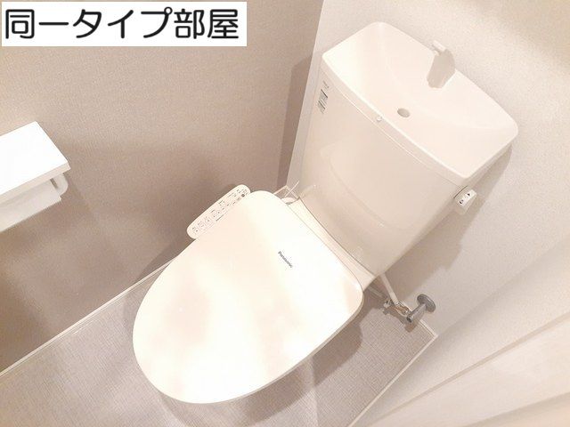 トイレ　落ち着いた色調のトイレです