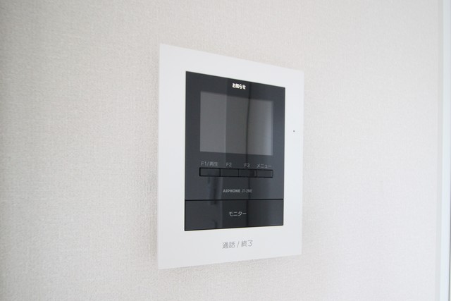 セキュリティ　来訪者の姿を確認できるＴＶモニター付インターホン設置済です！