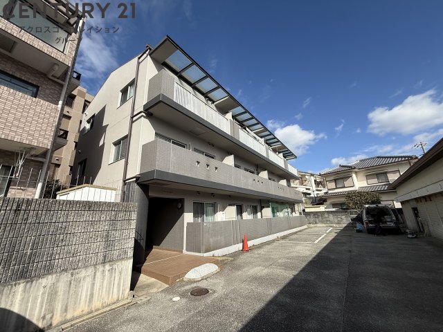 建物外観　敷地内に駐車場あります