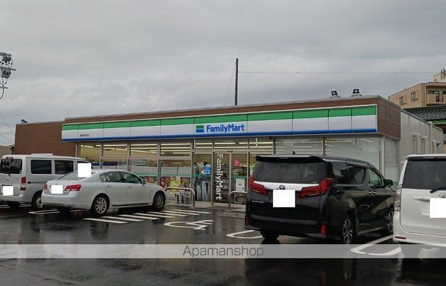コンビニ　ファミリーマート（コンビニ）まで400m