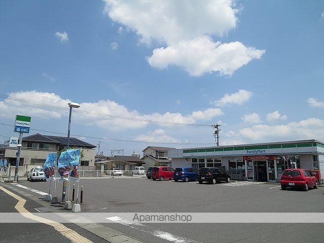 コンビニ　ファミリーマート（コンビニ）まで1300m