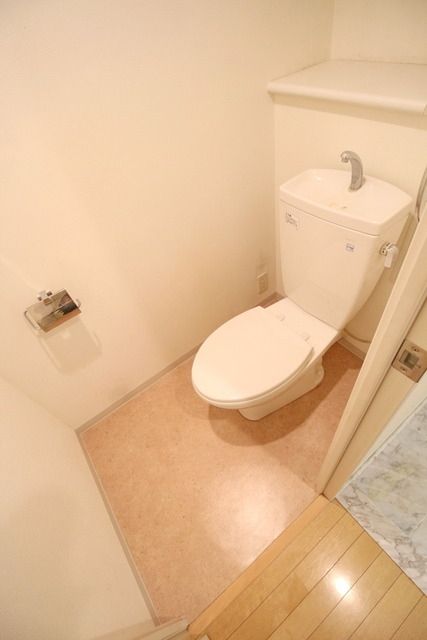 トイレ　落ち着いた色調のトイレです