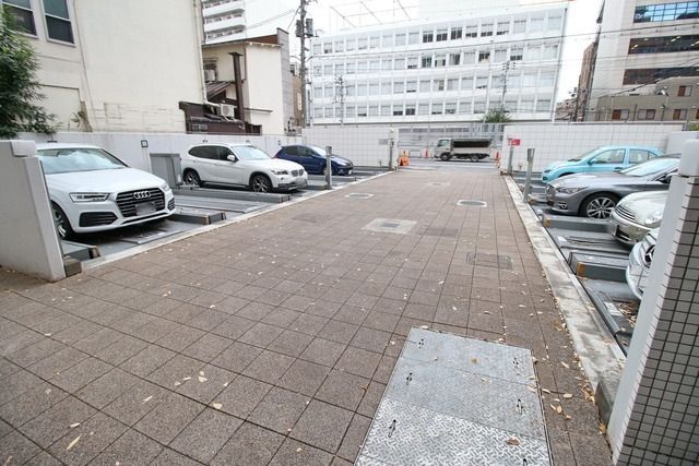 駐車場　駐車場があるので、車を買う予定の方も安心です