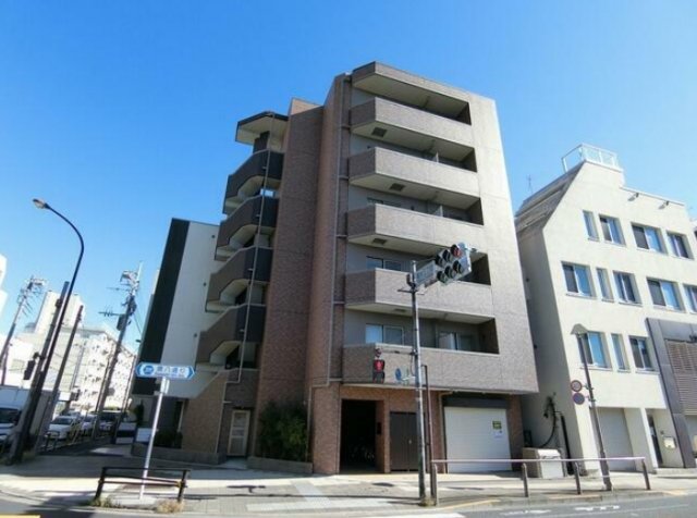 建物外観　鉄筋コンクリート造のがっちりとした建物。