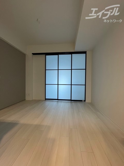 居室・リビング　白基調のお部屋になります。