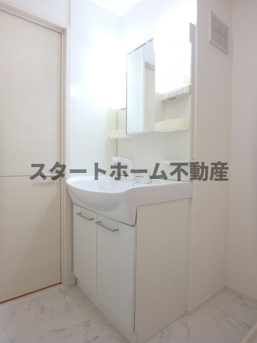 洗面設備　明るい洗面所です