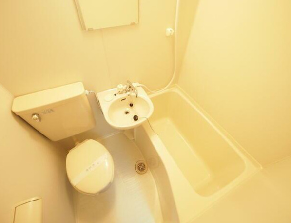 バス・シャワールーム　浴室はトイレと同室です。