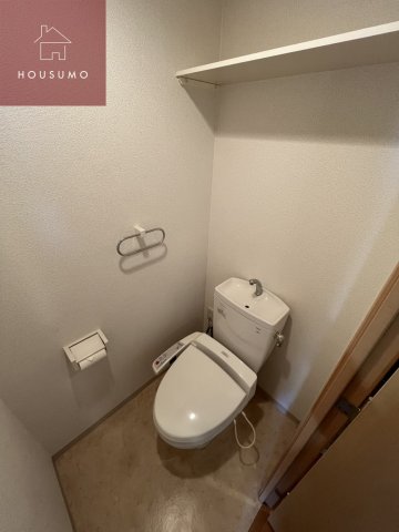 トイレ　落ち着いた色調のトイレです