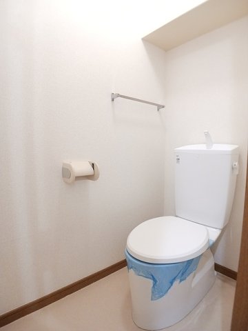 トイレ　落ち着いた色調のトイレです