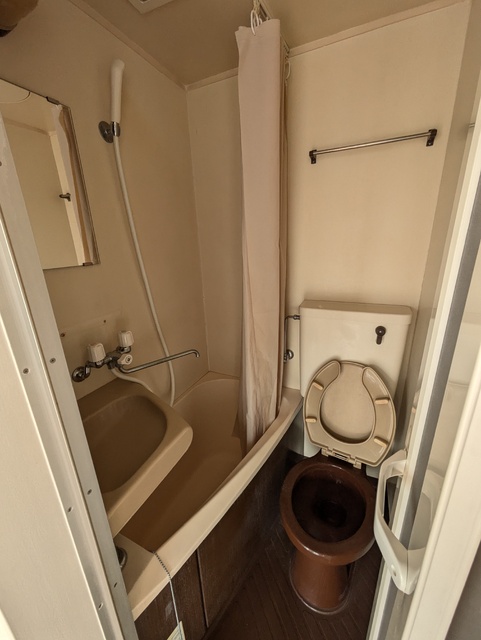 バス・シャワールーム　お風呂・トイレです♪　※清掃前です。