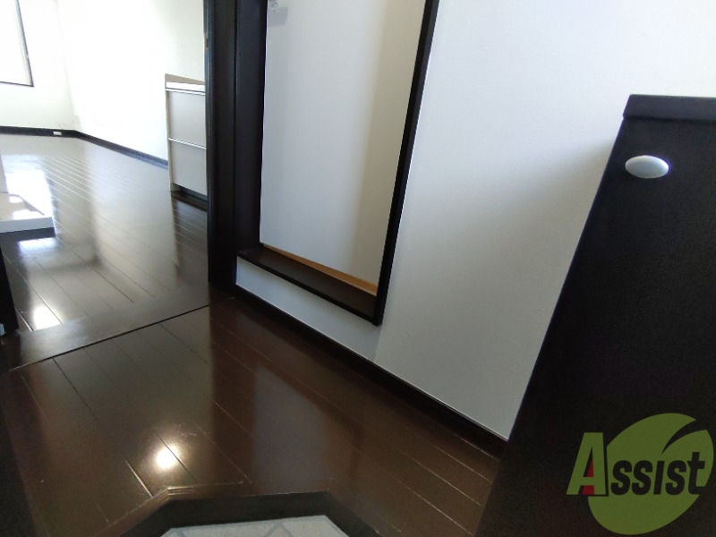 玄関　玄関からの様子です。綺麗なフローリングが広がっています。