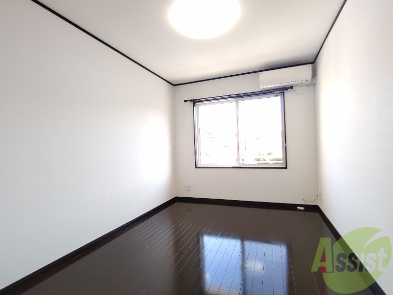 居室・リビング　大きな窓からたくさんの陽が差すリビングです。