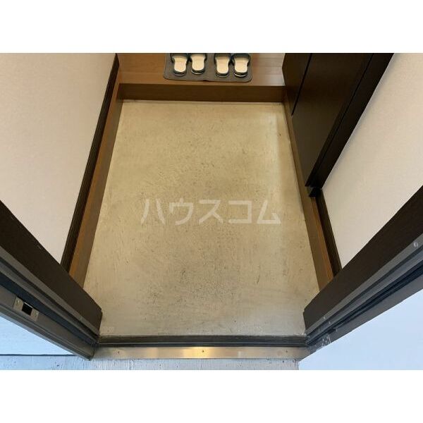 【羽島市足近町のアパートの玄関】