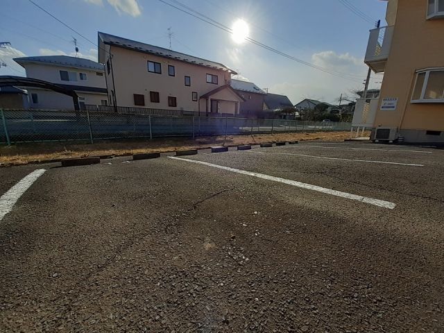 【岩沼市本町のアパートの駐車場】