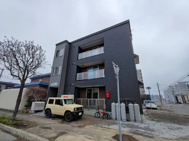 札幌市北区篠路八条のアパートの建物外観