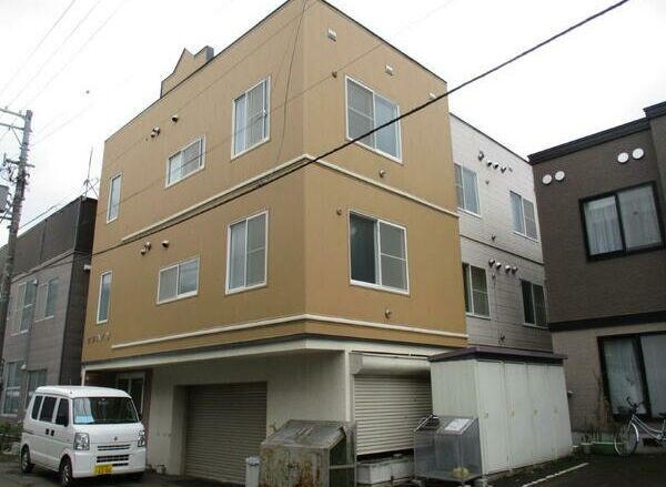 札幌市中央区南七条西のアパートの建物外観