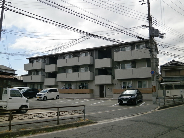 京都市伏見区深草泓ノ壺町のアパートの建物外観
