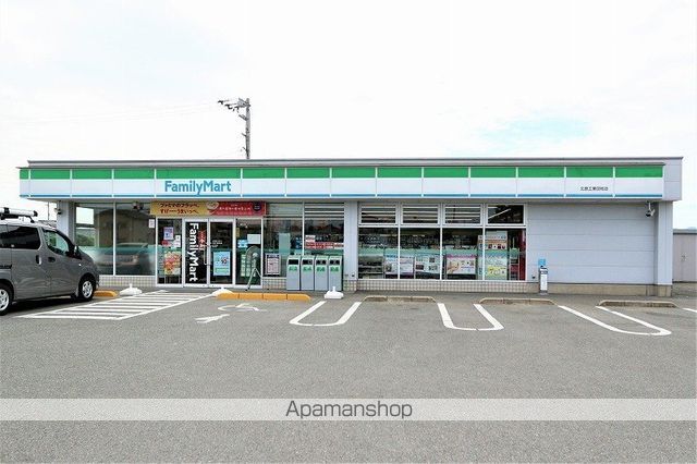 コンビニ　ファミリーマート北島工業団地店（コンビニ）まで558m