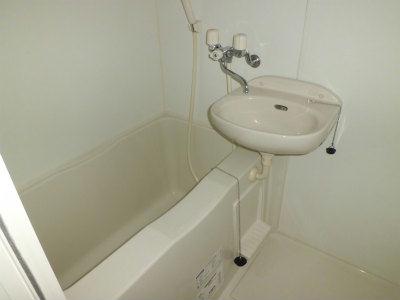 バス・シャワールーム　洗面台付バスルーム。