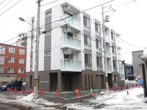 札幌市中央区南十二条西のマンションの建物外観