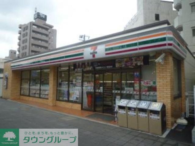 【レオーネ成増駅前のコンビニ】