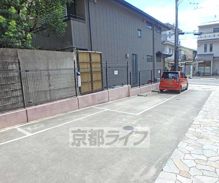 【京都市上京区西町のマンションの駐車場】