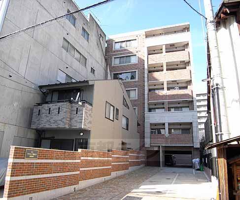 【京都市上京区西町のマンションの建物外観】