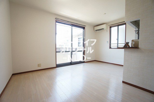 居室・リビング　２面採光につき、明るく開放感があります☆