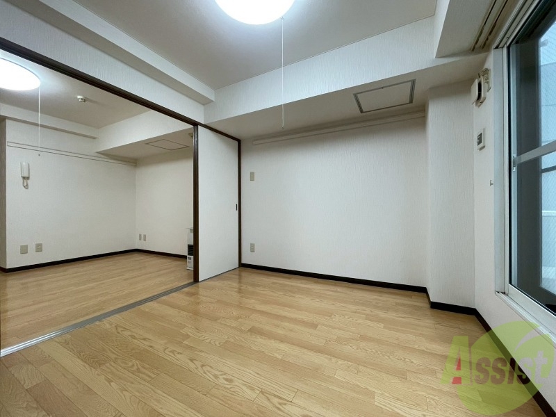 その他部屋・スペース　寝室はこちらです。光が差し込む、温かみのあるお部屋です。