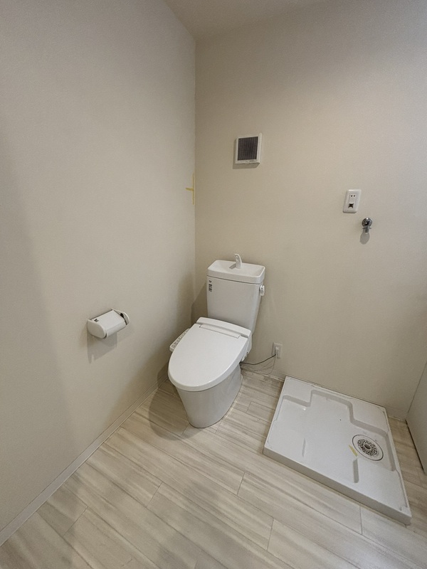 トイレ　落ち着いた色調のトイレです