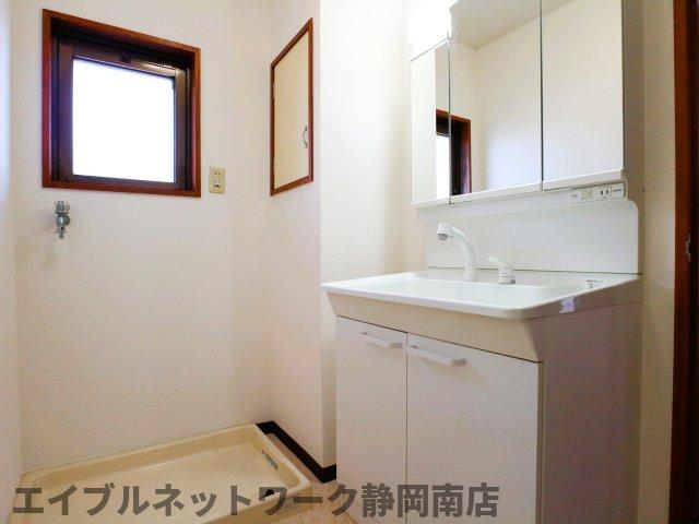 洗面設備　脱衣スペースもあります