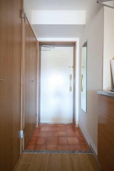 玄関　※別号室の写真です