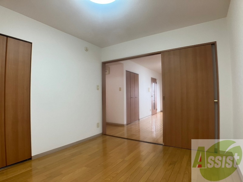 その他部屋・スペース　寝室はこちらです。光が差し込む、温かみのあるお部屋です。