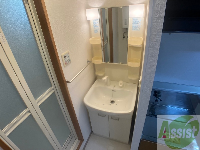 洗面設備　独立洗面台です。大きくてよいですね。シャンプーもできます！