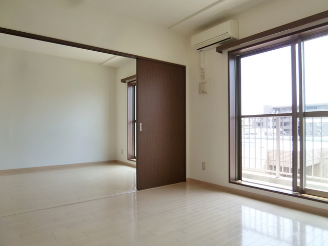 居室・リビング　７．８帖のダイニングキッチン＋６．３帖の洋室