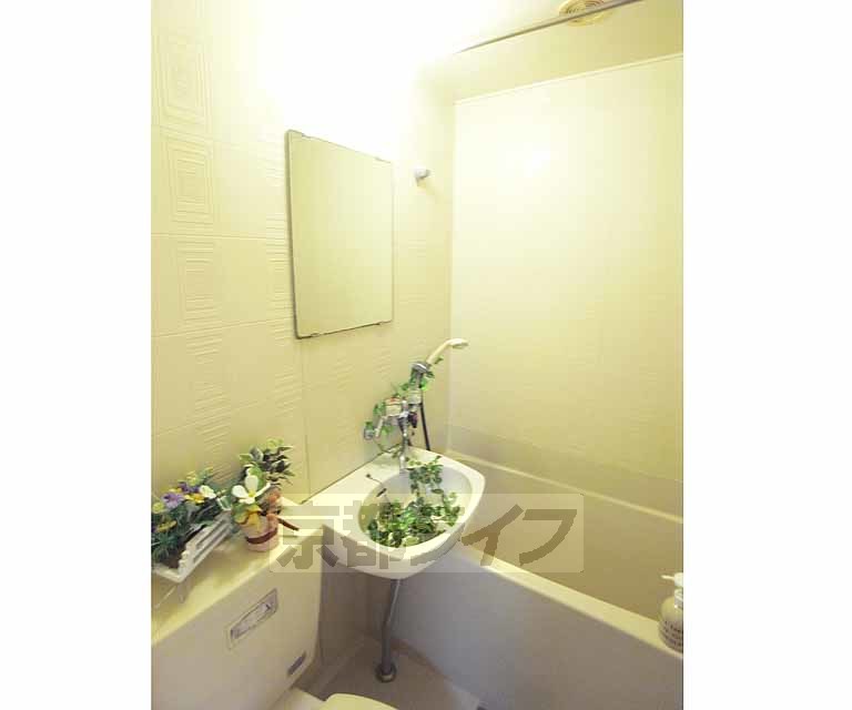 洗面設備　明るい洗面台です