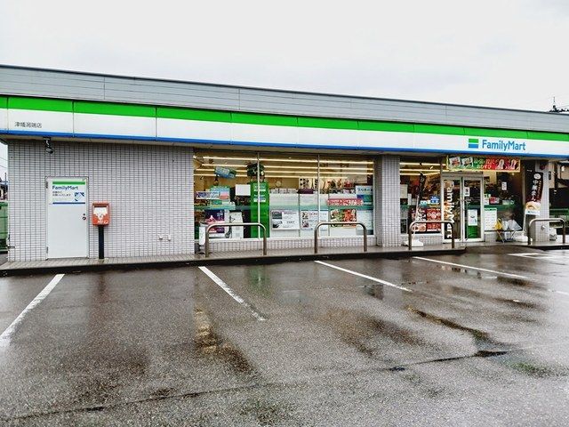コンビニ　ファミリーマート津幡潟端店（コンビニ）まで829m