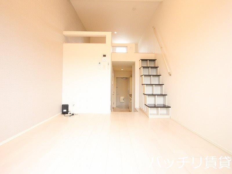 居室・リビング　画像は別号室の為、現状優先となります。