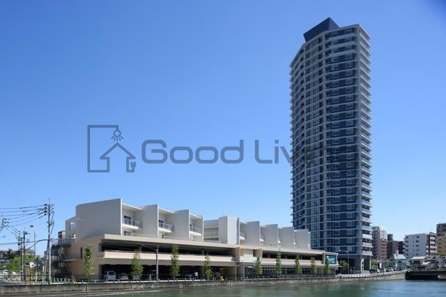 建物外観　タワー棟＆テラス棟/1階にはスーパーが入っています