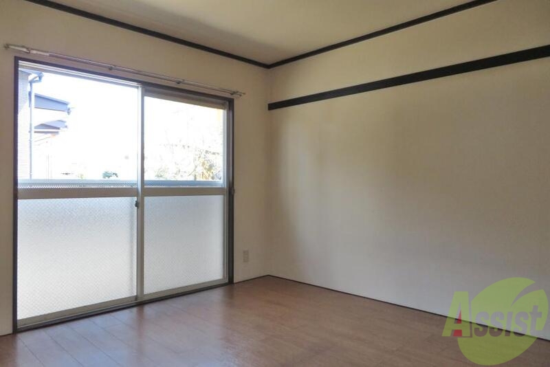 居室・リビング　大きな窓に光がたくさん差し込みますね。