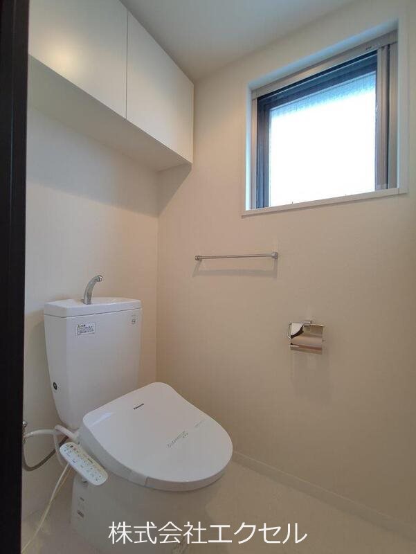 トイレ　温水洗浄便座完備です。