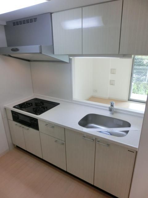 キッチン　３口ガスコンロ、グリル完備のシステムキッチンです