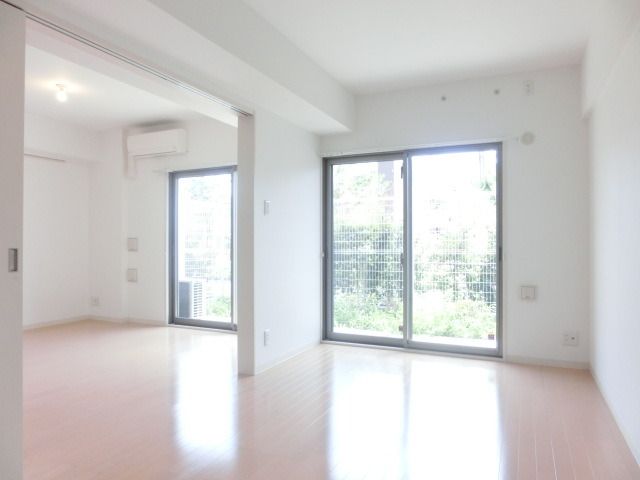 居室・リビング　収納、エアコン完備の洋室です