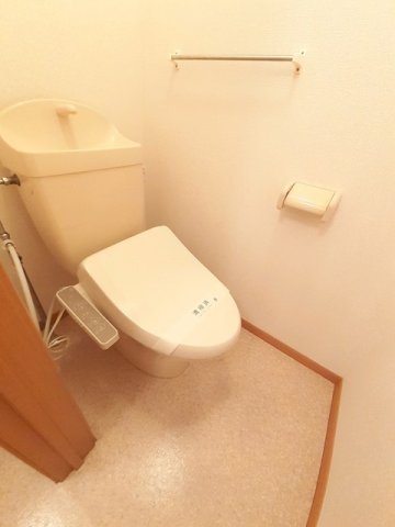 トイレ　落ち着いた色調のトイレです