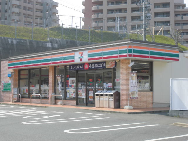 コンビニ　セブンイレブン八幡青山2丁目店（コンビニ）まで332m