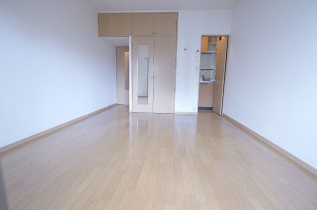 居室・リビング　【洋室】洋室（バルコニー側から）