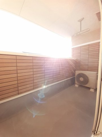 バルコニー　陽当たり良好なバルコニーです